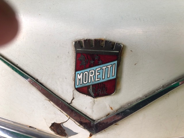 Moretti-Cadillac #special-013 — Moretti badge close-up